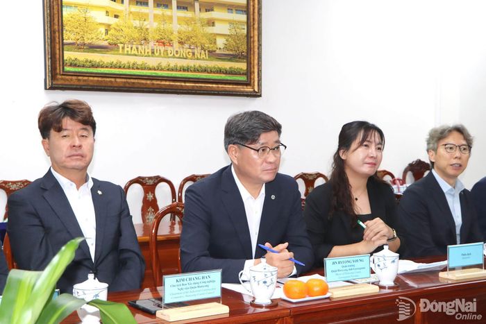 Ông Jin Byeong Yeong (thứ 2 từ trái qua), Quận trưởng quận Hamyang phát biểu tại buổi làm việc. Ảnh: Ngọc Liên