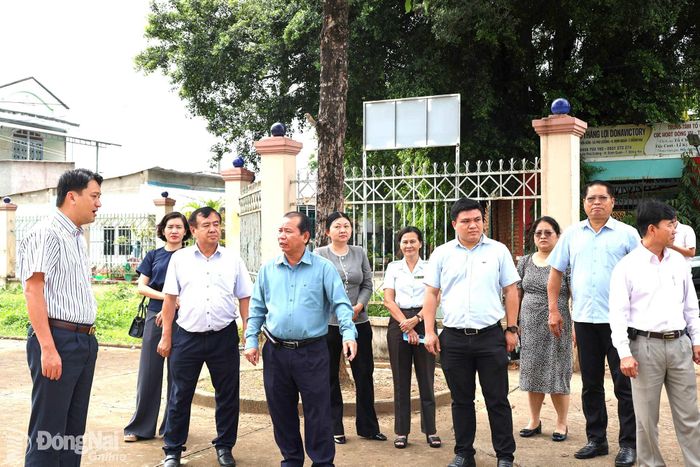 Đoàn khảo sát thực tế tại xã Thống Nhất. Ảnh: Hồ Thảo