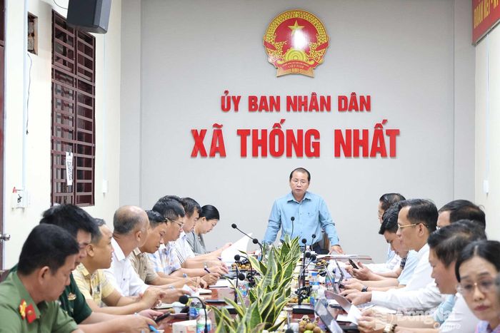 Trưởng ban Kinh tế - Ngân sách HĐND thành phố Huỳnh Việt Cường phát biểu tại buổi làm việc với UBND xã Thống Nhất. Ảnh: Hồ Thảo