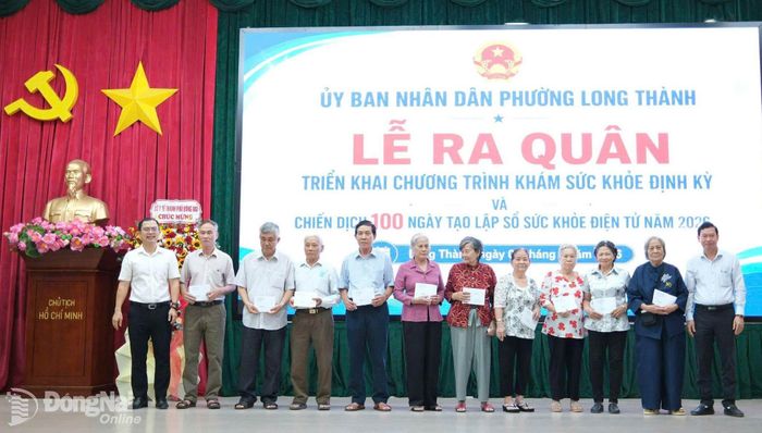 Lãnh đạo phường tặng quà cho người có công tham gia khám sức khỏe trong chương trình. Ảnh: ĐPCC