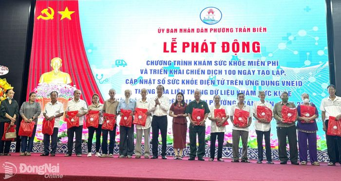 Người dân tham gia khám sức khỏe được tặng quà tại lễ phát động. Ảnh: Hạnh Dung