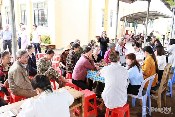 Khoảng 200 người dân ở thôn Đăk Lim được khám sức khỏe định kỳ miễn phí trong ngày đầu ra quân. Ảnh: Hoài Thu