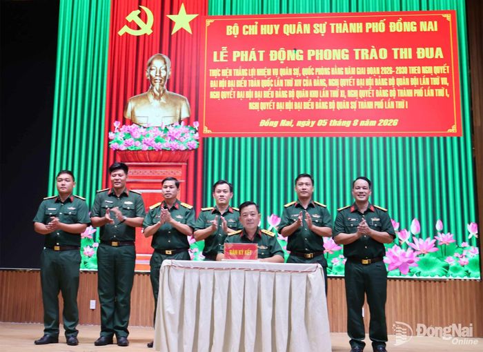 Thượng tá Dương Thế Anh ký các nội dung thi đua. Ảnh: Nguyệt Hà