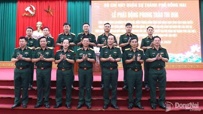Thủ trưởng Bộ Chỉ huy Quân sự thành phố tại lễ phát động thực hiện thắng lợi nhiệm vụ quân sự, quốc phòng hàng năm và giai đoạn 2026-2030. Ảnh: Văn Chung