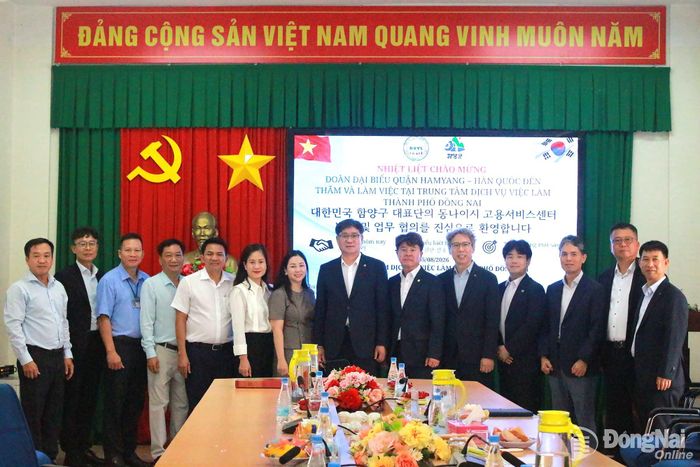 Các đại biểu chụp hình lưu niệm tại buổi làm việc. Ảnh: N.Hòa