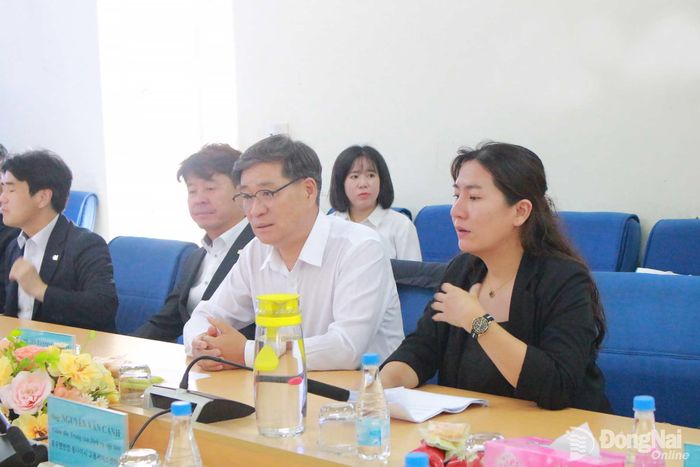 Đại diện Đoàn công tác quận Hamyang chia sẻ cơ hội việc làm tại Hàn Quốc trong buổi làm việc. Ảnh: N.Hòa
