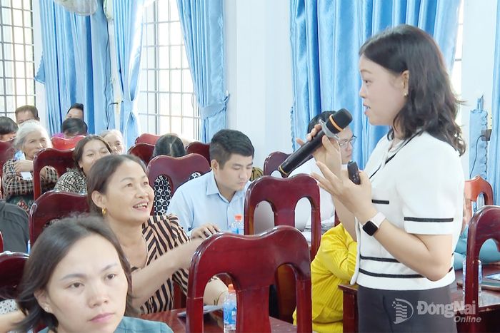 Lãnh đạo Bảo hiểm xã hội thành phố Đồng Nai phổ biến các quy định mới về bảo hiểm y tế, bảo hiểm xã hội và giải đáp những thắc mắc liên quan đến tham gia bảo hiểm y tế. Ảnh: Văn Đoàn 