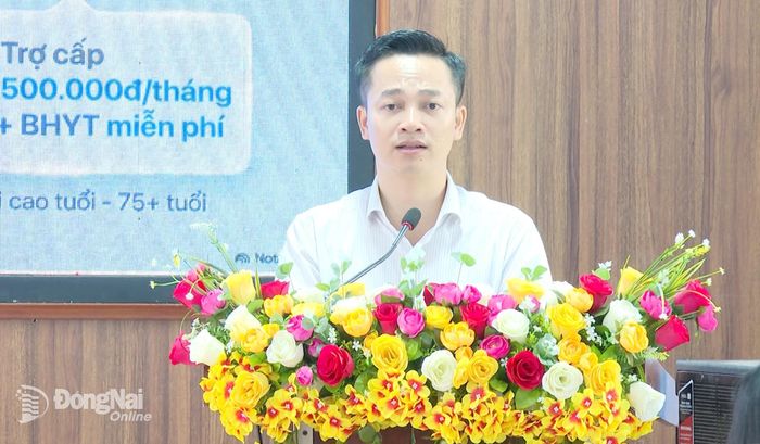 Đại diện Ban Tuyên giáo và Dân vận Thành ủy Đồng Nai phổ biến, tuyên truyền những lợi ích khi người dân tham gia bảo hiểm y tế, bảo hiểm xã hội. Ảnh: Văn Đoàn