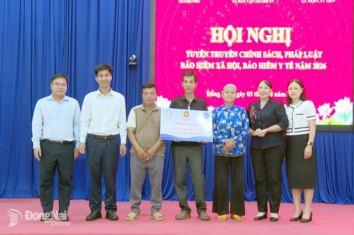 Đoàn trao tặng mỗi địa phương 15 thẻ bảo hiểm y tế cho các hộ gia đình khó khăn. Ảnh: Văn Đoàn 