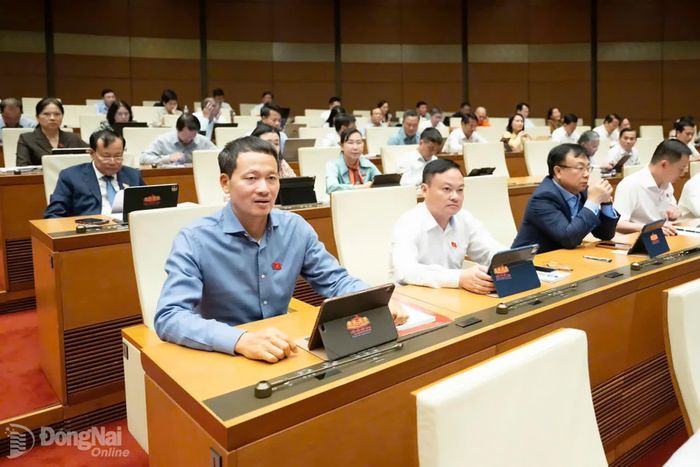 Đồng chí Vũ Hồng Văn, Ủy viên Trung ương Đảng, Bí thư Thành ủy, Trưởng đoàn Đại biểu Quốc hội thành phố Đồng Nai tham dự phiên thảo luận tại hội trường chiều 5-8. Ảnh: CTV