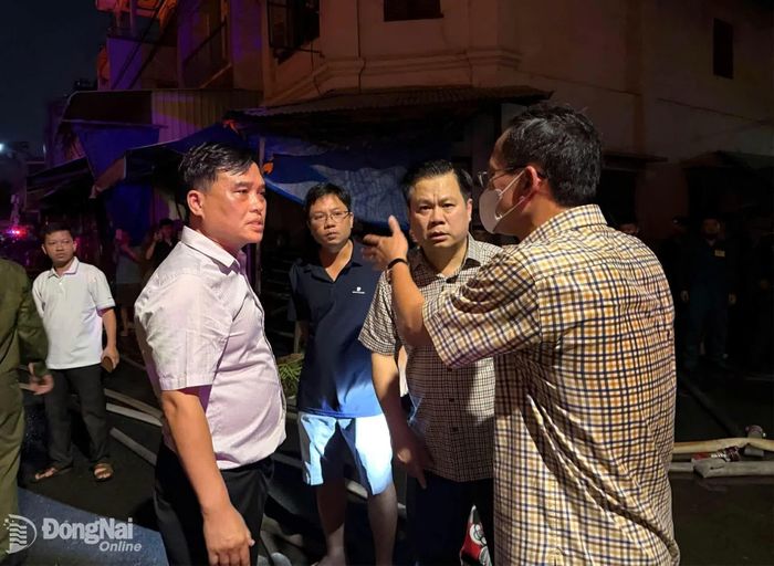 Ủy viên Ban Thường vụ Thành ủy, Bí thư Đảng ủy, Chủ tịch HĐND phường Trấn Biên Hồ Văn Nam kiểm tra hiện trường vụ cháy. Ảnh: Công Nghĩa