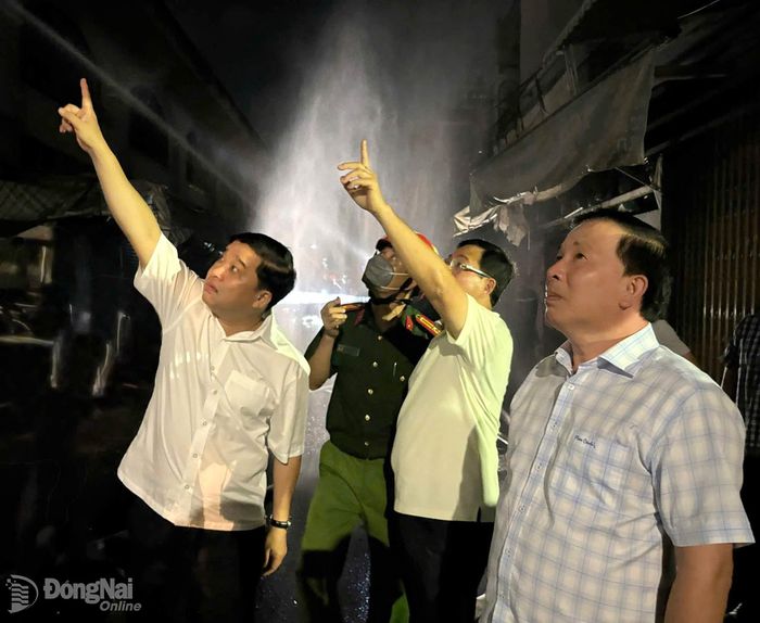 Đồng chí Nguyễn Văn Út, Phó Bí thư Thành ủy, Chủ tịch UBND thành phố và Thành ủy viên, Phó Chủ tịch UBND thành phố Hồ Văn Hà trực tiếp đến hiện trường để kiểm tra, chỉ đạo công tác khắc phục và xử lý vụ cháy. Ảnh: Minh Tài