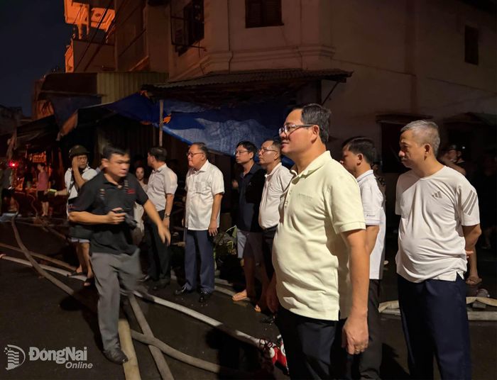 Các đồng chí Ủy viên Ban Thường vụ Thành ủy: Nguyễn Kim Long, Phó Chủ tịch Thường trực UBND thành phố; Hồ Văn Nam, Bí thư Đảng ủy, Chủ tịch HĐND phường Trấn Biên cùng Đại tá Trần Anh Sơn, Phó Giám đốc Công an thành phố trực tiếp đến hiện trường để kiểm tra, chỉ đạo công tác khắc phục và xử lý vụ cháy. Ảnh: Công Nghĩa