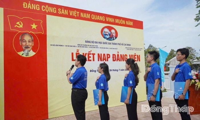 Đoàn viên ưu tú là sinh viên Đại học Quốc gia Thành phố Hồ Chí Minh tuyên thệ tại Lễ kết nạp Đảng trong Chiến dịch tình nguyện Mùa hè xanh tại Khu mộ Anh hùng lực lượng vũ trang nhân dân Nguyễn Văn Bảy (xã Tân Dương).
