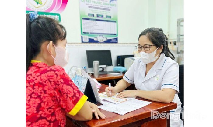 Cán bộ y tế Trung tâm Kiểm soát bệnh tật tỉnh tư vấn cho thai phụ về lợi ích nuôi con bằng sữa mẹ.