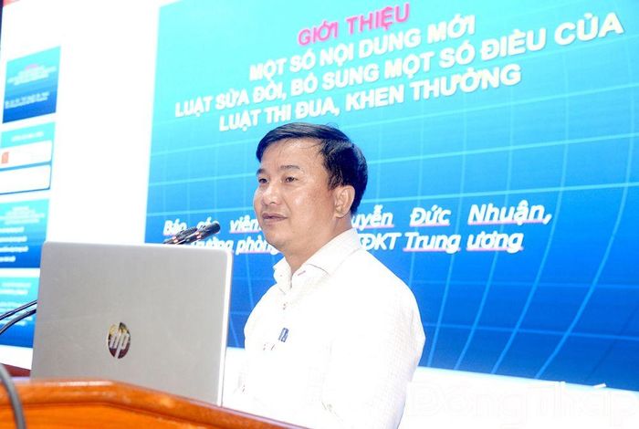 Đồng chí Nguyễn Đức Nhuận, Phó Trưởng Phòng Thi đua - Khen thưởng các tỉnh, thành phố trực thuộc Trung ương, Ban Thi đua - Khen thưởng Trung ương báo cáo chuyên đề tại buổi tập huấn.