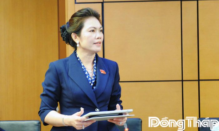 Đại biểu Nguyễn Thị Uyên Trang phát biểu thảo luận.