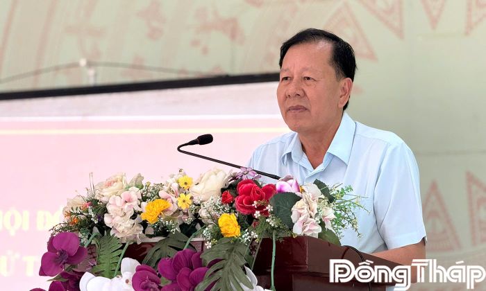 Đại biểu Phan Văn Hợp phát biểu ý kiến tại buổi tiếp xúc cử tri.