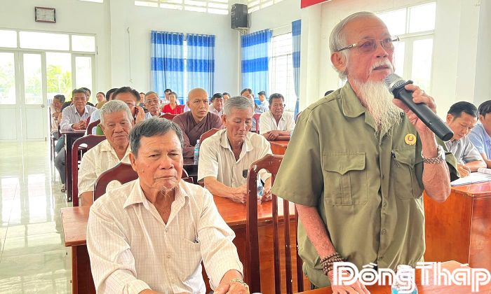 Cử tri xã Tân Hộ Cơ nêu ý kiến tại buổi tiếp xúc.