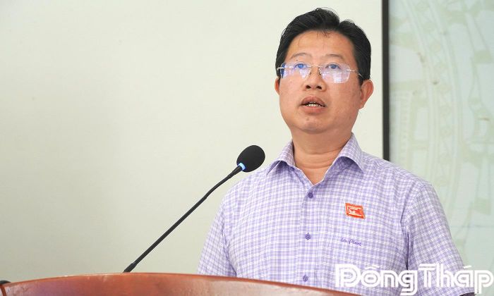 Đại biểu Huỳnh Minh Tuấn phát biểu tại buổi tiếp xúc cử tri xã Tân Hộ Cơ.