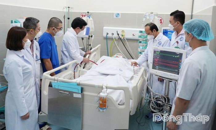 Bệnh nhân Mộng Thường trong giai đoạn thực hiện kỹ thuật ECMO để hỗ trợ tim, phổi nhân tạo tại Bệnh viện Đa khoa Tiền Giang.