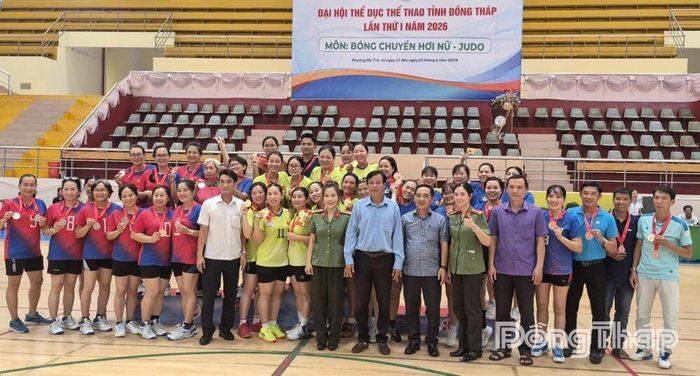 Ban Tổ chức trao huy chương và chụp ảnh lưu niệm với các đội đạt thành tích cao môn bóng chuyền hơi nữ.