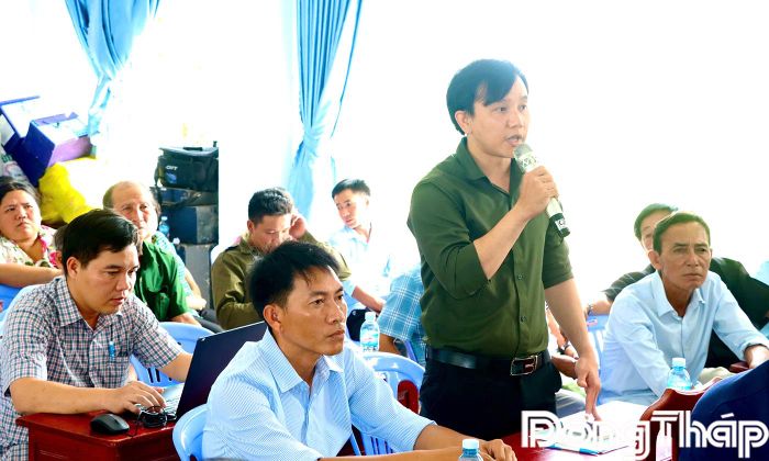 Cử tri xã Tân Thành nêu ý kiến tại buổi tiếp xúc.