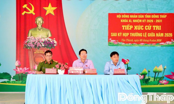 Đại biểu lắng nghe ý kiến cử tri.