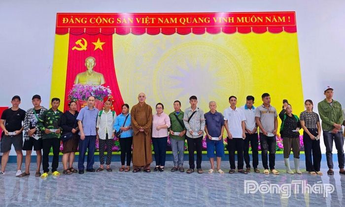 Trao quà tại xã Mường Than.