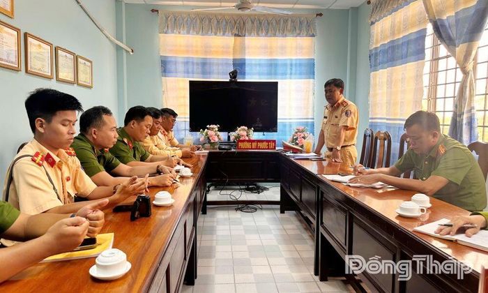 Phòng Cảnh sát giao thông làm việc với Công an phường Mỹ Phước Tây.