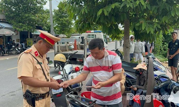 Đồng loạt các tuyến đường thuộc phường Mỹ Phước Tây được lực lượng CSGT và Công an phường cơ động tuần tra xử lý vi phạm.