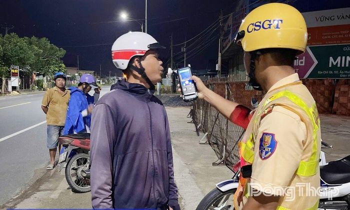 Kiểm tra nồng độ cồn trên các tuyến đường phường Bình Xuân.