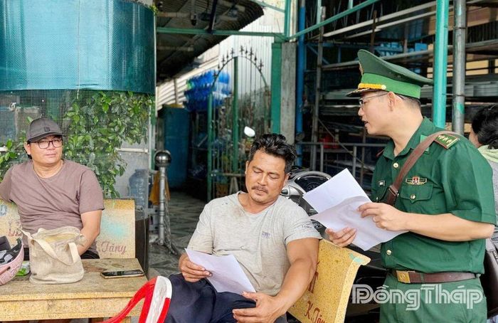 Cán bộ Biên phòng trực tiếp tuyên truyền cho ngư dân.