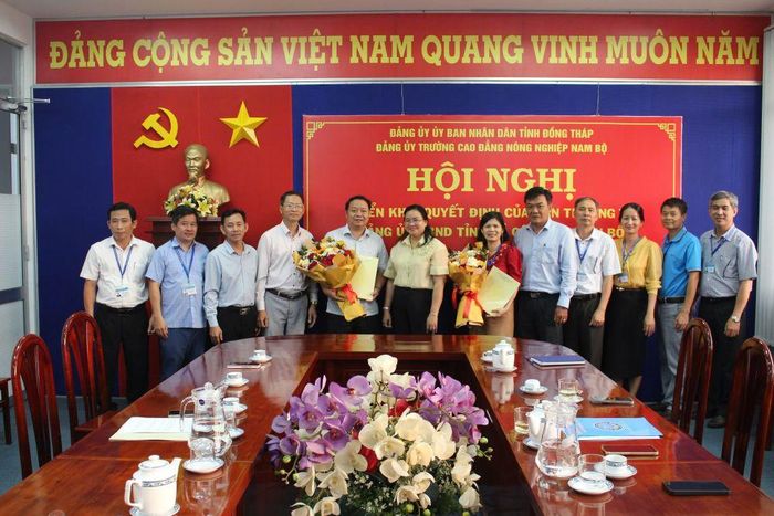 Đồng chí Huỳnh Thị Hoài Thu, Tỉnh ủy viên, Phó Bí thư Đảng ủy UBND tỉnh trao Quyết định và tặng hoa chúc mừng đồng chí Nguyễn Tiến Huyền, đồng chí Trần Thị Thu Bình.