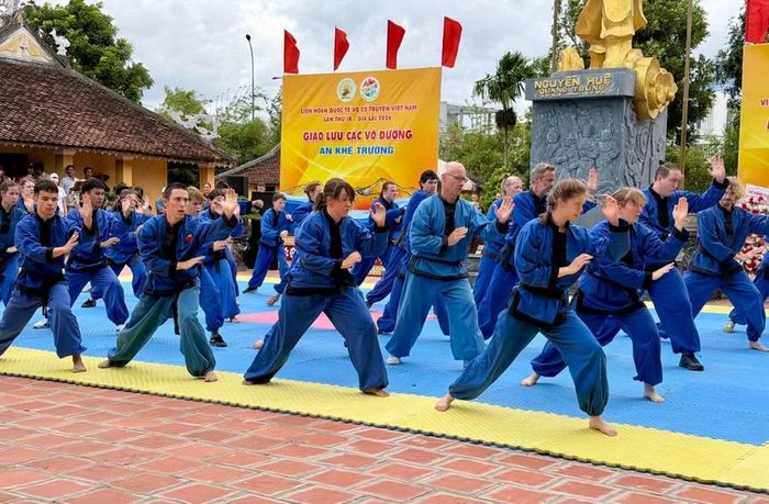 Màn trình diễn đẹp mắt của các võ sinh môn phái Sơn Long Quyền Thuật (Thụy Sỹ) tại di tích An Khê Trường (phường An Khê). Ảnh: N.C 