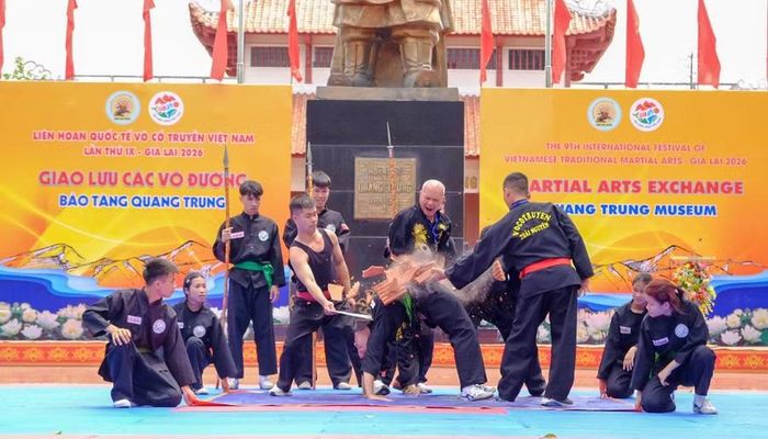  Tiết mục biểu diễn khí công của môn phái Nam Thiếu Lâm tự Sơn Đông Việt Nam (tỉnh Thái Nguyên) hấp dẫn, lôi cuốn khán giả tại Bảo tàng Quang Trung (xã Tây Sơn). Ảnh: N.N 