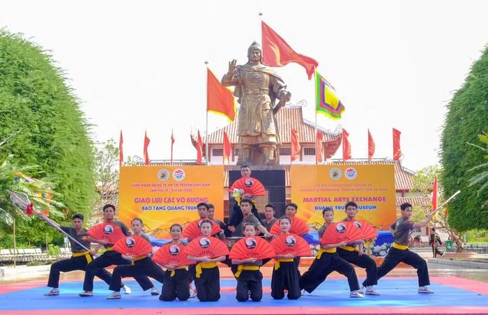  Tiết mục mở màn biểu diễn võ thuật kết hợp âm nhạc hiện đại đầy sôi động của đoàn võ cổ truyền Quân đội nhân dân Việt Nam tại Bảo tàng Quang Trung (xã Tây Sơn). Ảnh: N.N 