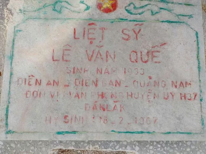  Phát hiện bia đá khắc tên Lê Văn Quế tại Nghĩa trang liệt sĩ phường Ayun Pa. Ảnh: Huy Bắc 