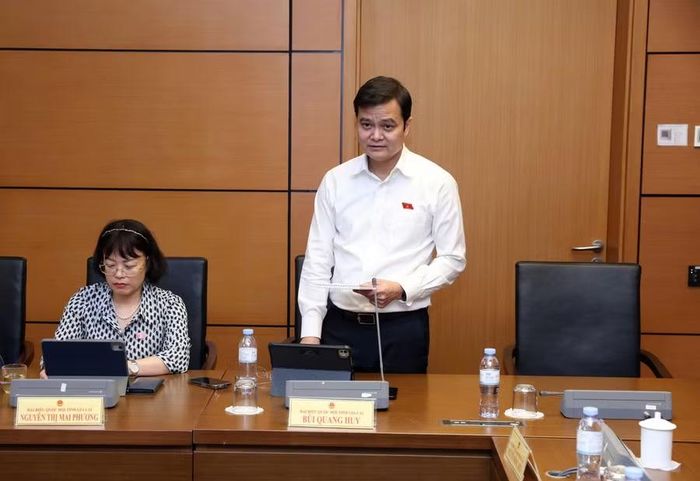  ĐB Bùi Quang Huy đánh giá cao việc dự thảo đã lấy người bị thiệt hại làm trung tâm với nhiều quy định tiến bộ như tăng mức tạm ứng kinh phí bồi thường, kéo dài thời hiệu khởi kiện ra tòa án và cắt giảm tối đa các thủ tục hành chính... Ảnh: Đoàn ĐBQH tỉnh Gia Lai 
