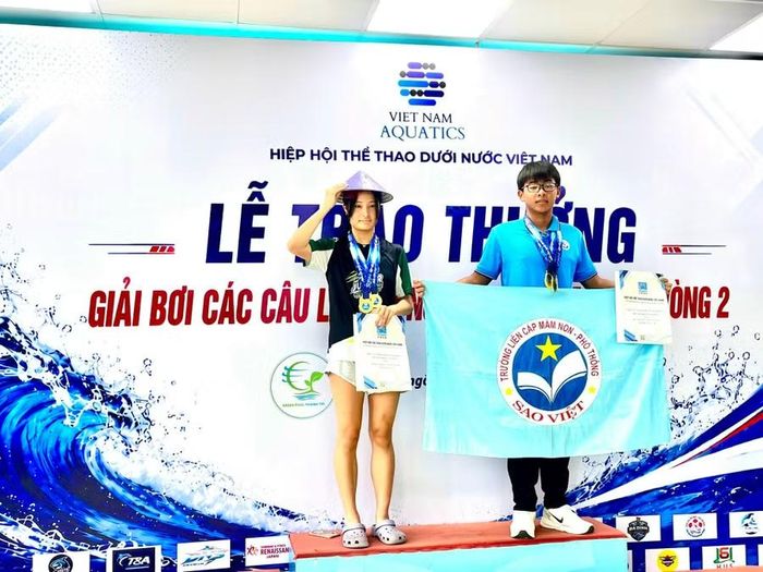 Nguyễn Hoàng Khôi Nguyên nhận giải vận động viên xuất sắc nhất lứa tuổi 16-18. Ảnh: NVCC