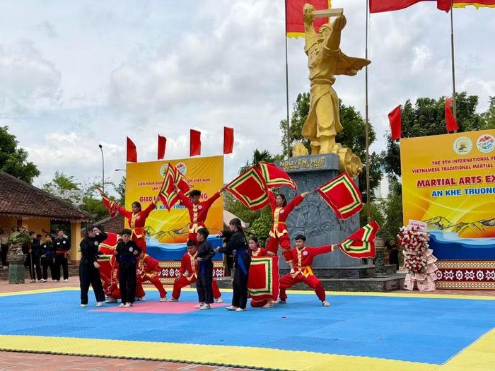  Phần biểu diễn giàu cảm xúc của các võ sinh võ đường Lê Xuân Cảnh. Ảnh: N.C 