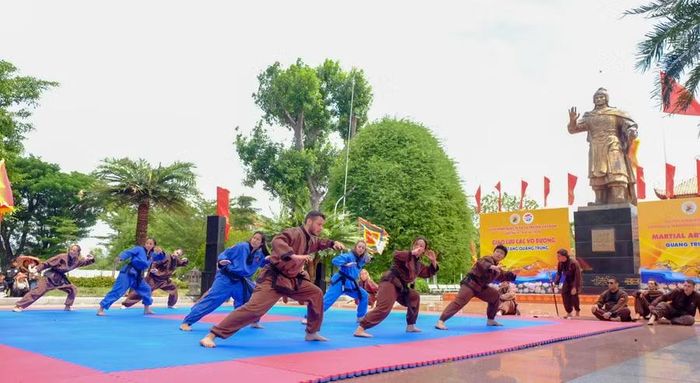  Các đoàn võ thuật quốc tế biểu diễn giao lưu tại Bảo tàng Quang Trung. Ảnh: Đoan Ngọc 