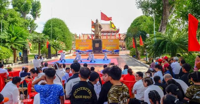  Chương trình giao lưu võ thuật tại Bảo tàng Quang Trung thu hút đông đảo khán giả đến theo dõi, cổ vũ. Ảnh: Đoan Ngọc 