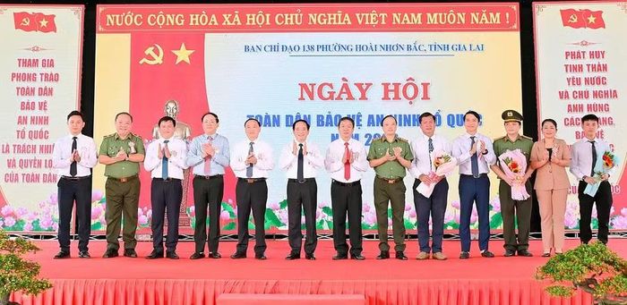 Các đại biểu chụp hình lưu niệm. Ảnh: Đức Thụy