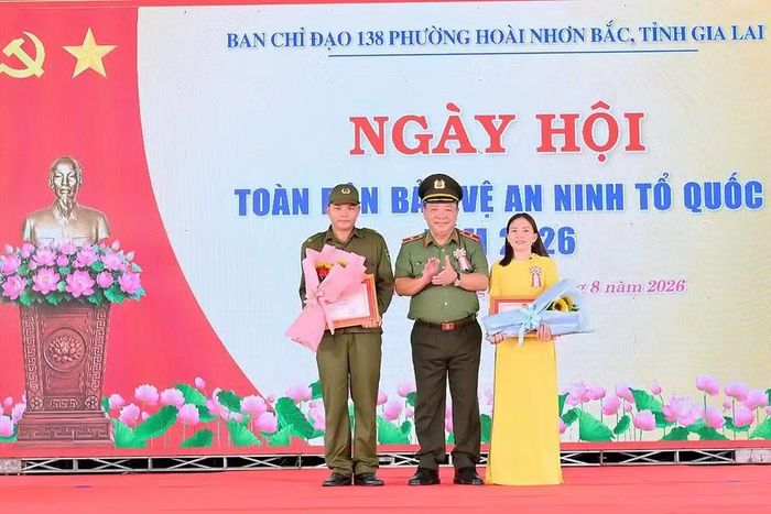 Thiếu tướng Lê Quang Nhân - Giám đốc Công an tỉnh tặng quà cho nhân dân và cán bộ phường Hoài Nhơn Bắc. Ảnh: Đức Thụy