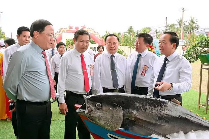 Các đồng chí lãnh đạo Trung ương và tỉnh tham quan các gian hàng OCOP. Ảnh: Đức Thụy