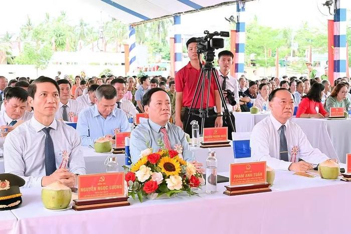 Các đồng chí lãnh đạo tỉnh tham dự ngày hội. Ảnh: Đức Thụy