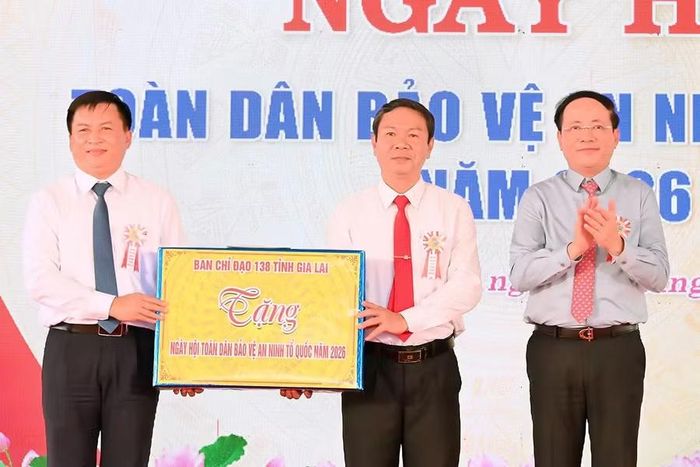 Chủ tịch UBND tỉnh Phạm Anh Tuấn tặng quà cho nhân dân và cán bộ phường Hoài Nhơn Bắc. Ảnh: Đức Thụy