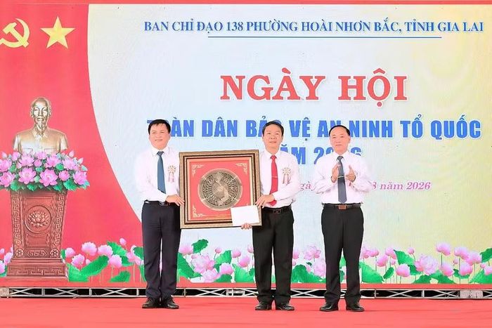 Bí thư Tỉnh ủy Thái Đại Ngọc tặng quà cho nhân dân và cán bộ phường Hoài Nhơn Bắc. Ảnh: Đức Thụy