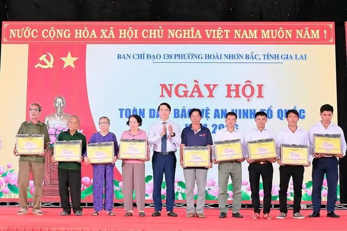 Phó Bí thư Tỉnh ủy, Chủ tịch Ủy ban MTTQ Việt Nam tỉnh Nguyễn Ngọc Lương tặng quà cho nhân dân và cán bộ phường Hoài Nhơn Bắc. Ảnh: Đức Thụy